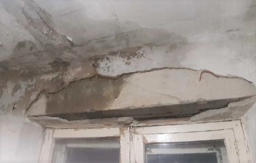 Собственник заставил ЖЭК отремонтировать дырявую крышу в воронежской пятиэтажке