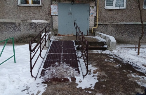 Мать ребенка-инвалида из Нижегородской области добилась установки пандуса через прокуратуру