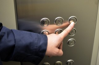 Лучше бы не делали. Ремонт лифтов в кировской девятиэтажке затянули на год Лучше бы не делали. Ремонт лифтов в кировской девятиэтажке затянули на год