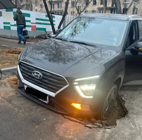Провалился асфальт. Москвичи заставили «Жилищник» заделать опасную яму во дворе жилого дома Провалился асфальт. Москвичи заставили «Жилищник» заделать опасную яму во дворе жилого дома